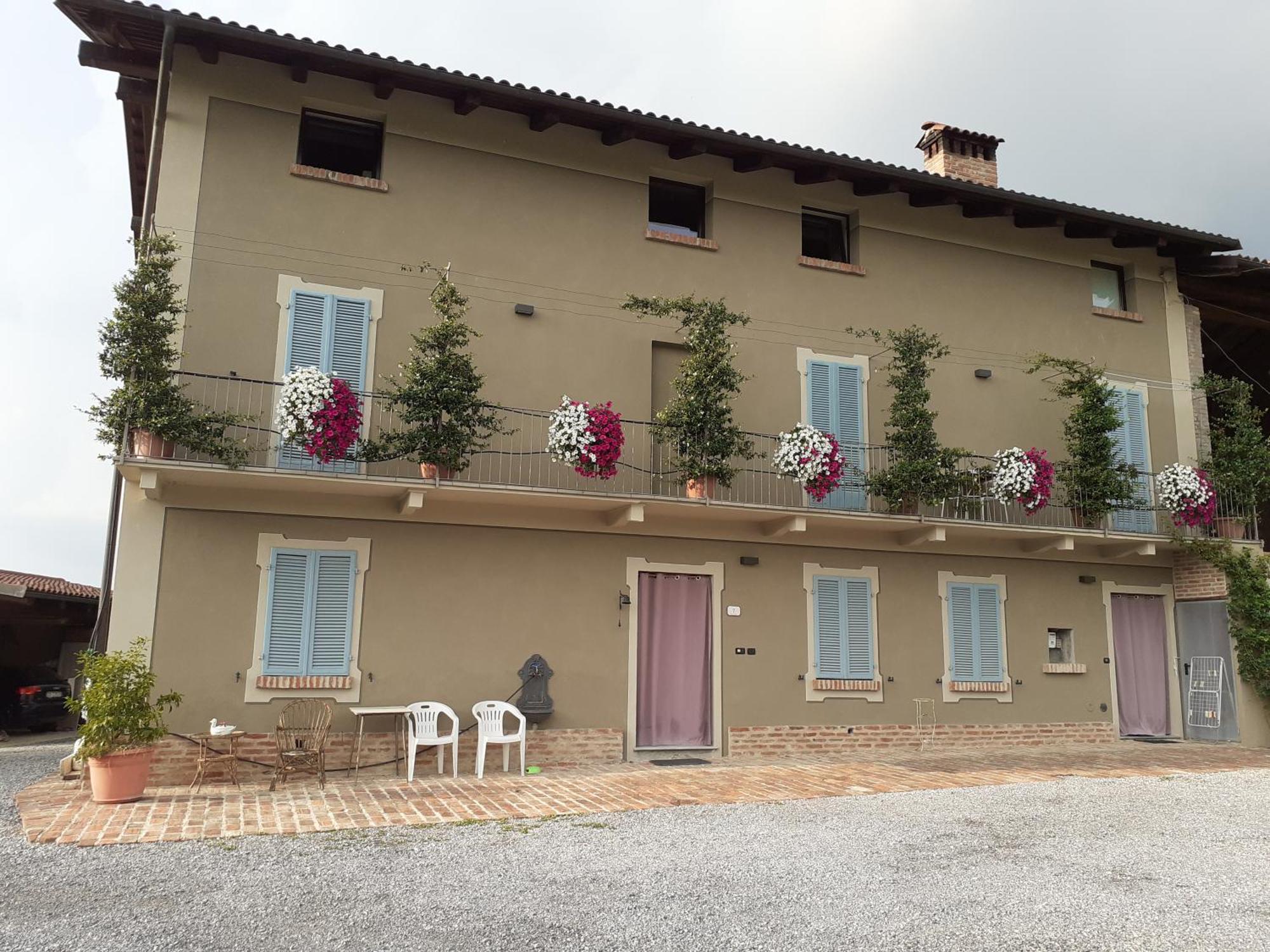 La Casa Di Roby-1 Appartamento La Morra Con Piscina Luaran gambar