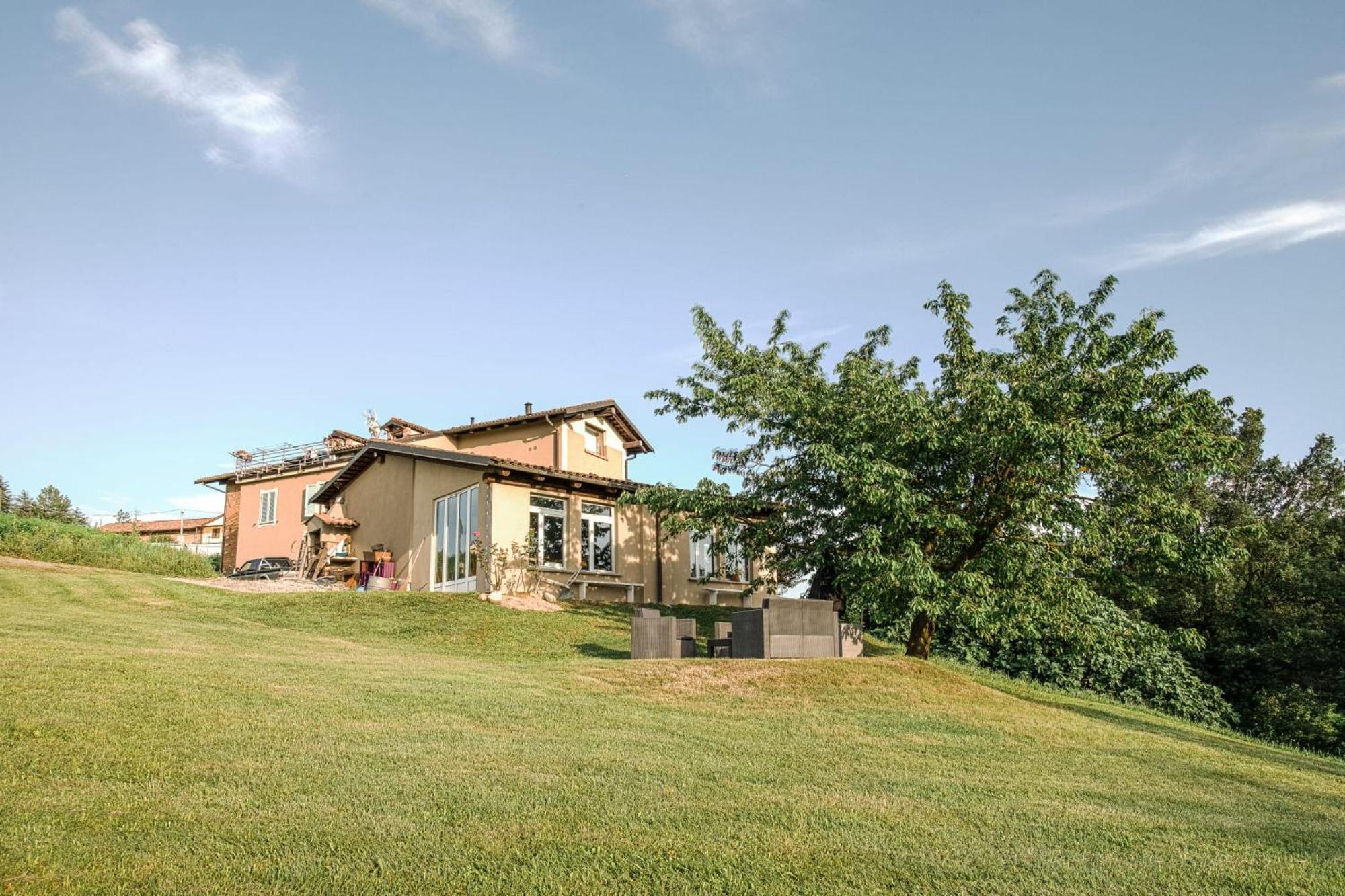 La Casa Di Roby-1 Appartamento La Morra Con Piscina Luaran gambar